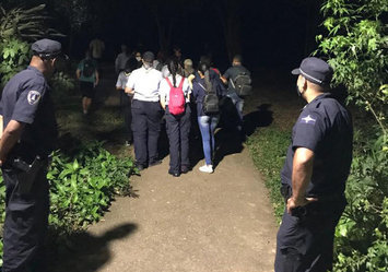 Escoteiros participam de trilha noturna no Bosque Maia